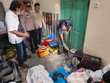 Diduga Tersengat Listrik, Wanita 28 Tahun Ditemukan Meninggal di Rumah Kontrakan Gampengrejo Kediri Foto BeritaJatim.com