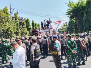 Dua Kelompok Massa Aksi di Kantor Perhutani KPH Kediri, Pengelolaan Lahan Desa Manggis Jadi Sorotan Foto BeritaJatim.com