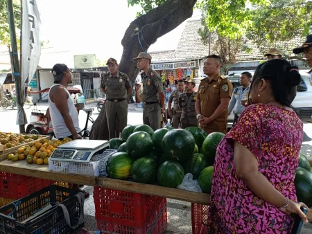 PKL Ditertibkan Satpol PP Tulungagung, Dilarang Berjualan di Atas Trotoar Foto BeritaJatim.com