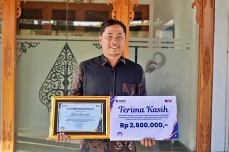 KAI Daop 7 Madiun Beri Penghargaan kepada Aris Susanto, Cegah Potensi Kecelakaan di JPL Mengkreng Kediri Foto BeritaJatim.com