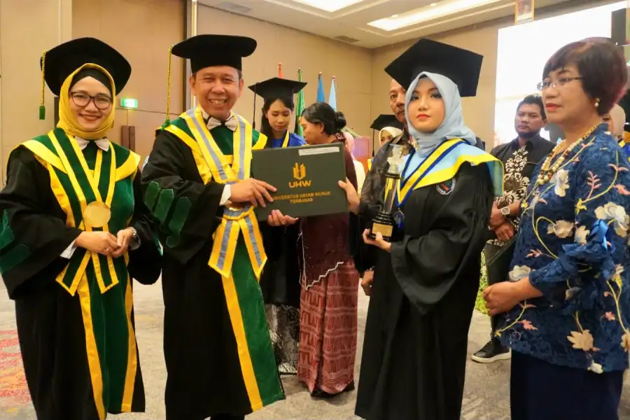 Perjalanan Raizsa Noor Jadi Wisudawan Terbaik UHW Perbanas Foto BeritaJatim.com