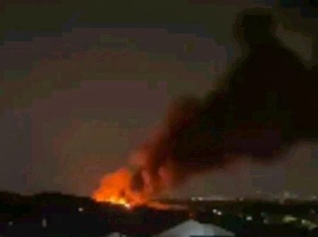 TPA Benowo Surabaya Terbakar Minggu Malam, Pijar Api Terlihat Foto BeritaJatim.com