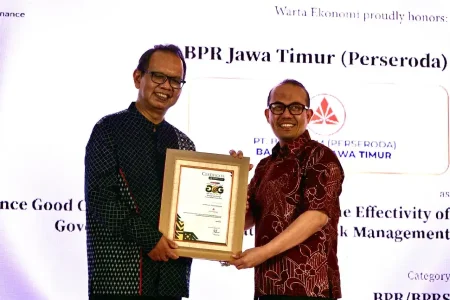 Terapkan Tata Kelola Efektif, Bank UMKM Jatim Raih Penghargaan GCG Awards 2026 Foto BeritaJatim.com