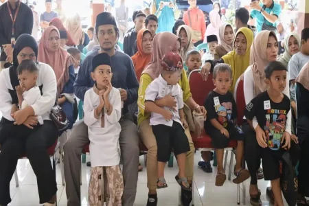 36 Anak di Wringin Bondowoso Sunat Massal, Orang Tua Dapat Sembako, Anak Bawa Pulang Perlengkapan Sekolah Foto BeritaJatim.com