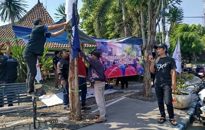 Buruh PT SGS Jombang Dirikan Tenda Keprihatinan, Tuntut Mediasi PHK Segera Dilakukan Foto BeritaJatim.com