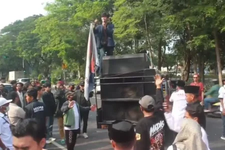 Gedung Kejati Jatim Digrebek Ratusan Mahasiswa, Karangan Bunga Bikin Gejolak Soal ‘Orang Istana’ Foto BeritaJatim.com