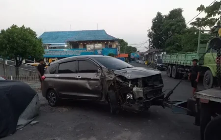 Diduga Mengantuk Saat Berkendara, Mobil Ertiga Tabrak Truk di Bareng Jombang Foto BeritaJatim.com