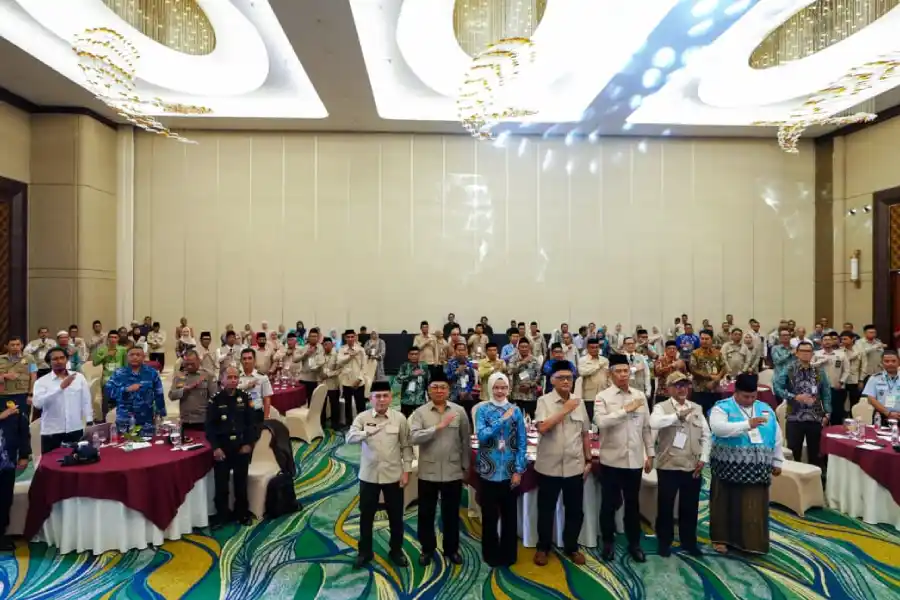 Buka Evaluasi Haji Kalsel, Menhaj Tegaskan Tindak Tegas Pelanggaran Istithaah Kesehatan Foto BeritaJatim.com