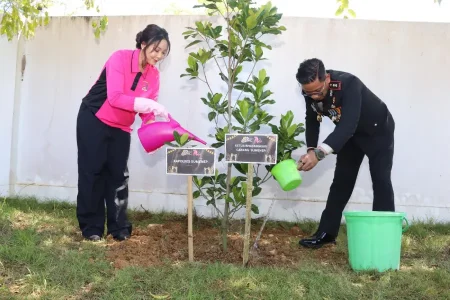 Komitmen Ciptakan Ekosistem Hijau, Polres Sumenep Tanam Pohon di Hari Bhayangkara Foto BeritaJatim.com
