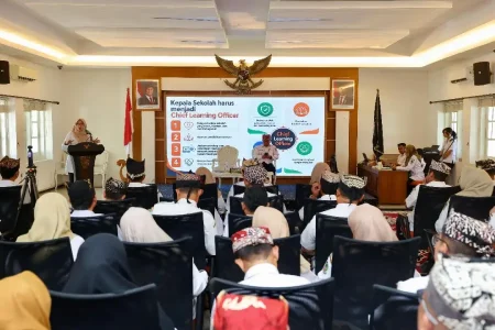 Rotasi 42 Kepala SMP, Bupati Ipuk Minta Sekolah Aktif Cegah Anak Putus Sekolah di Banyuwangi Foto BeritaJatim.com