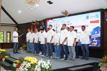 KADIN Lamongan Resmi Dilantik, Bupati Yuhronur Beri Dua Tantangan Besar Foto BeritaJatim.com
