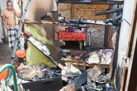 Lupa Matikan Kompor Saat Goreng Kerupuk, Rumah Warga Tangsil Wetan Bondowoso Terbakar Foto BeritaJatim.com