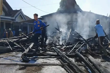 Rumah Kosong di Wonosari Bondowoso Terbakar, Api Merembet ke Dua Rumah Foto BeritaJatim.com