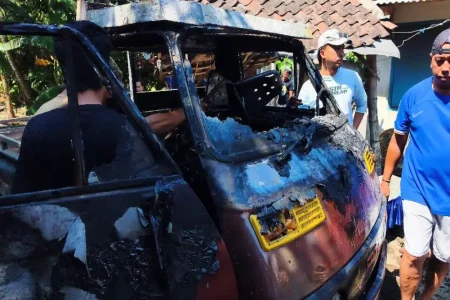 Mobil Terbakar Saat Isi Bensin dari Jeriken, Rumah di Prajekan Bondowoso Dilalap Api Foto BeritaJatim.com