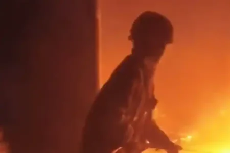 Mobil Damkar Mogok Saat Gudang Plastik Terbakar di Jember Foto BeritaJatim.com