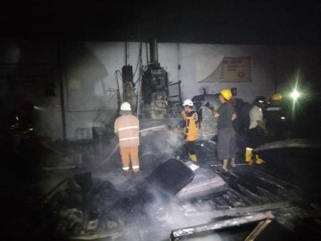 PT Intidragon Suryatama 2 Mojokerto Terbakar Minggu Petang Foto BeritaJatim.com