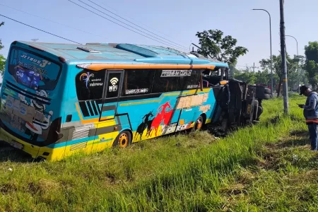 Kecelakaan Beruntun di Akses Suramadu Libatkan 5 Kendaraan, Dua Orang Tewas Foto BeritaJatim.com