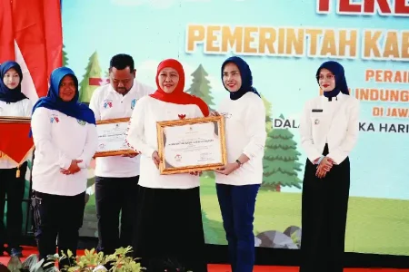 Sidoarjo Raih Prestasi Terbaik II Jawa Timur! Wabup Mimik Idayana Soroti Bahaya Cyberbullying dan Eksploitasi Digital Anak Foto BeritaJatim.com