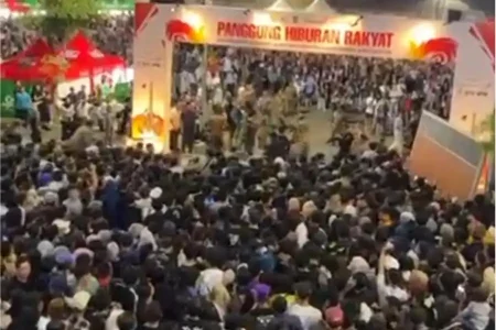 Wali Kota Surabaya Janji Evaluasi Konser Pesta Rakyat yang Ricuh hingga Korban Luka Foto BeritaJatim.com
