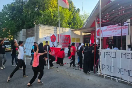 Ratusan Kader Muda PDIP Sidoarjo Antusias Ikuti Teatrikal Detik-detik Peristiwa Kudatuli Foto BeritaJatim.com