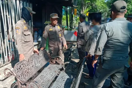 Kursi Besi Fasilitas Umum Pemkot Surabaya Ditemukan di Lapak Barang Bekas, Satpol PP Amankan Penjual Foto BeritaJatim.com