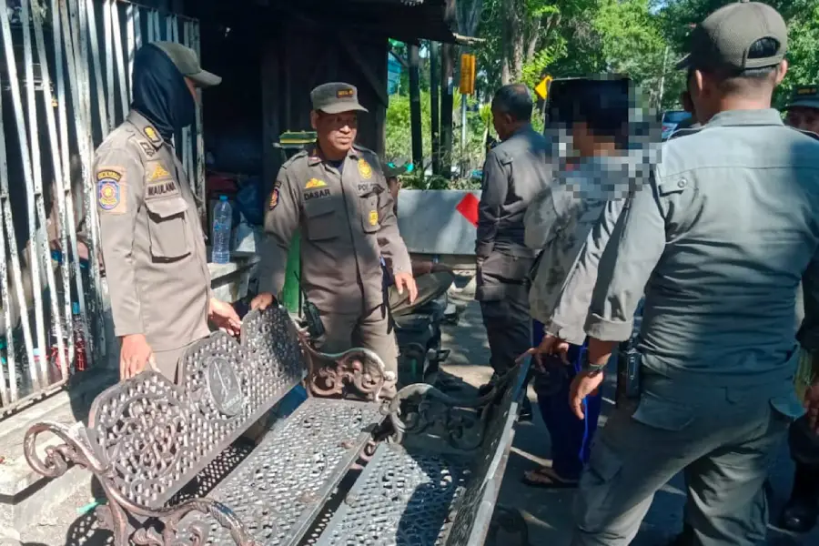 Kursi Besi Fasilitas Umum Pemkot Surabaya Ditemukan di Lapak Barang Bekas, Satpol PP Amankan Penjual Foto BeritaJatim.com
