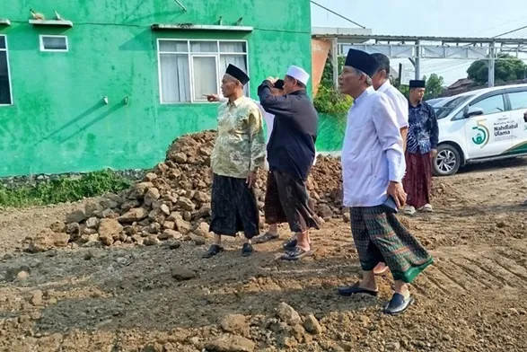Persiapan Muktamar ke-35 NU, Panitia Pusat Tinjau Pengurukan Lahan Parkir 3 Hektar di Tambakberas Jombang Foto BeritaJatim.com