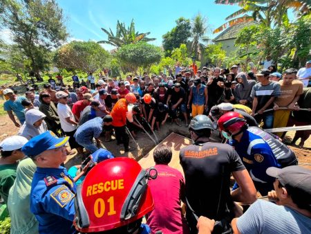 Sesak Napas, Pria Berbobot 200kg di Banyuwangi Meninggal: Pemakaman Libatkan Damkar dan Basarnas Foto BeritaJatim.com