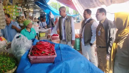 Bulog Bondowoso dan Diskoperindag Pantau Pasar, Harga MinyaKita dan Beras Tetap Sesuai HET Foto BeritaJatim.com
