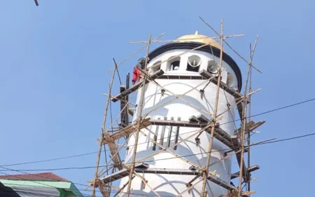 Jadi Ikon Muktamar ke-35 NU di Jombang, Menara Masjid Tambakberas Disulap Lebih Menawan Tanpa Ubah Struktur Foto BeritaJatim.com