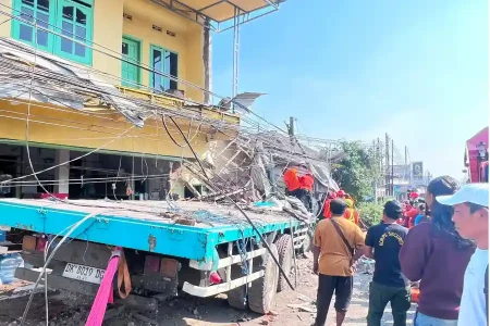 Kesaksian Korban Pemilik Rumah Kecelakaan Beruntun di Gempol Pasuruan, Teras hingga Bengkel Rata Foto BeritaJatim.com