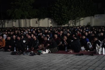 Ratusan Warga Padati GOR Seni Majapahit Nobar Final Piala Dunia 2026, UMKM Kebanjiran Rezeki Foto BeritaJatim.com