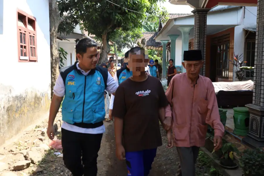 Dua Tahun Kaki Dirantai di Kamar Lembab, JSC Dinsos Jatim Evakuasi Remaja ODGJ Foto BeritaJatim.com
