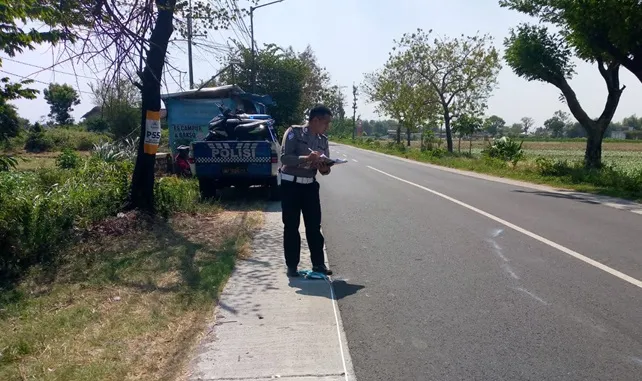 Kecelakaan Truk dengan Honda Beat di Jombang, Pengendara Motor Tewas di Lokasi Kejadian Foto BeritaJatim.com