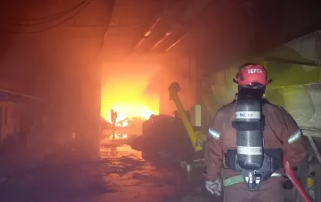 Malam Mencekam di Jombang: Pabrik Pakan Ternak Dilalap Api, Petugas Berjibaku Hingga Dini Hari Foto BeritaJatim.com