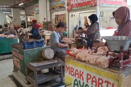 Harga Bahan Pokok di Ngawi Turun Selama MBG Libur, Pedagang Kebanjiran Pembeli Foto BeritaJatim.com