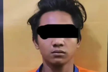 Kepergok Warga Saat Memanjat Tiang Listrik, Komplotan Maling Sparepart Mobil di Kedungdoro Kocar-kacir Foto BeritaJatim.com