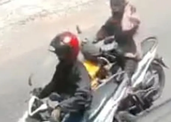 Sepeda Motor Karyawan RSUD Jombang Dicuri Sejoli, Aksi Pelaku Terekam CCTV Foto BeritaJatim.com