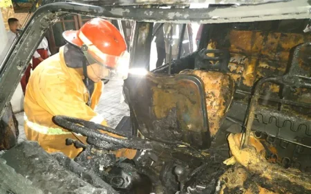Suzuki Carry Terbakar di Garasi Warga Mojoagung Jombang, Diduga Akibat Korsleting Listrik Foto BeritaJatim.com