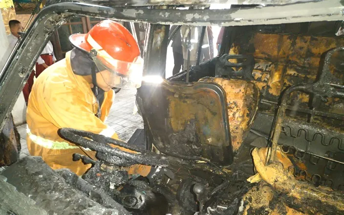Suzuki Carry Terbakar di Garasi Warga Mojoagung Jombang, Diduga Akibat Korsleting Listrik Foto BeritaJatim.com