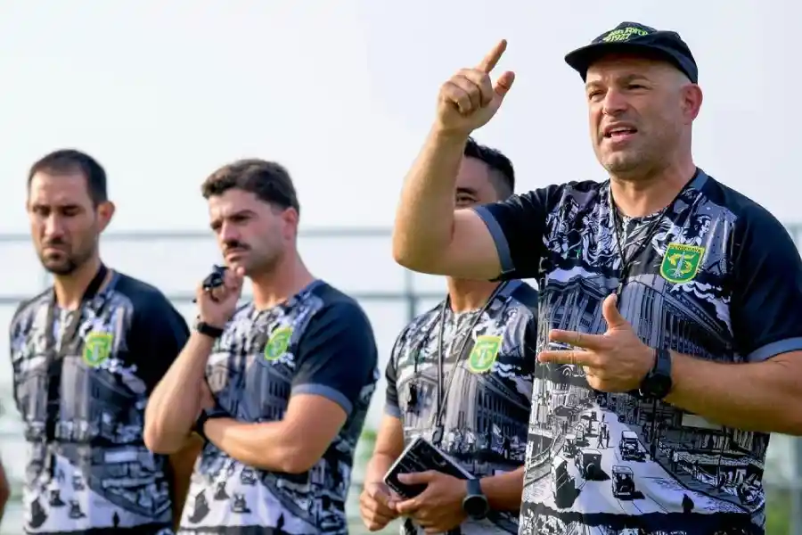 Usung Misi Juara, Persebaya Surabaya Pilih Tetap Membumi di Tengah Ketatnya Regulasi Pemain Asing Foto BeritaJatim.com