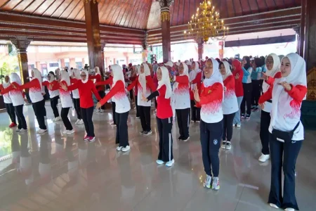 Buka Lomba Senam Perwosi Kabupaten Mojokerto 2026, Gus Barra Ajak Masyarakat Budayakan Hidup Sehat Foto BeritaJatim.com