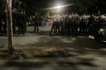Jalan Teuku Umar Surabaya Mencekam! Ratusan Polisi Bersiaga Imbas Bentrok Berdarah Pesilat PSHT vs M1R Foto BeritaJatim.com
