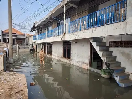 BMKG: Waspada Banjir Rob di Wilayah Pesisir Jawa Timur Sampai 17 Juli 2026 Foto BeritaJatim.com