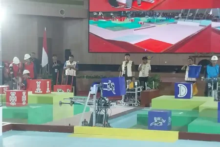 Tumbangkan Robot Unair, Robot Universitas Jember Rebut Perunggu Foto BeritaJatim.com