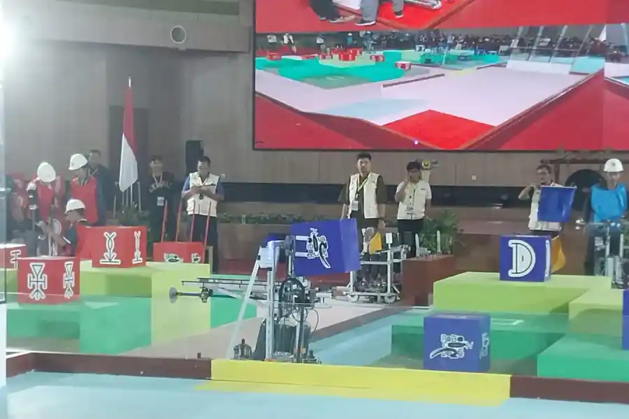 Tumbangkan Robot Unair, Robot Universitas Jember Rebut Perunggu Foto BeritaJatim.com