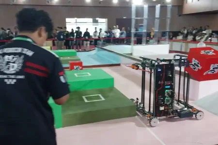 56 Robot Beradu Tangkas di Universitas Foto BeritaJatim.com