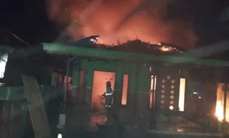 Rumah dan Toko Sembako di Jombang Ludes Terbakar Usai Terdengar Ledakan, Satu Orang Terluka Foto BeritaJatim.com