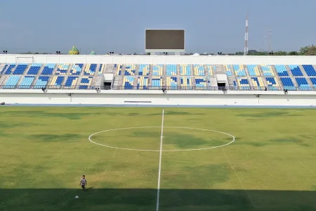 Rumput Stadion Surajaya Lamongan Belang, Disbudporapar Pastikan Siap untuk Pegadaian Championship Foto BeritaJatim.com