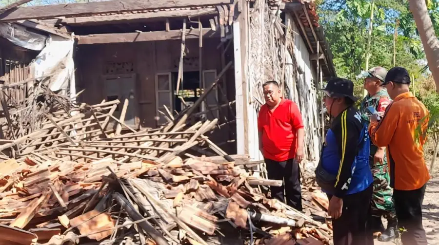 Rumah Lansia di Situbondo Ambruk Diterjang Angin Kencang, Beruntung Sudah Dievakuasi Sejak Lima Hari Lalu Foto BeritaJatim.com